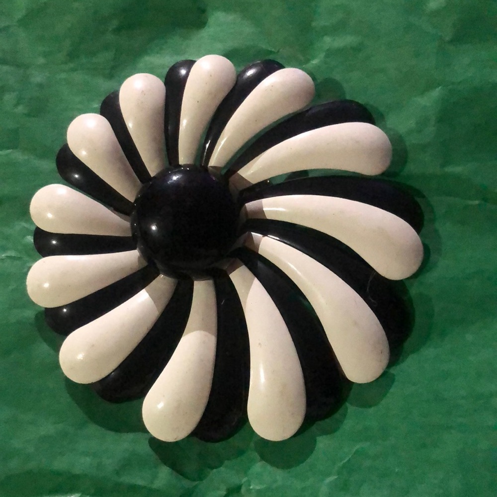 Vintage 1970s black white floral pin